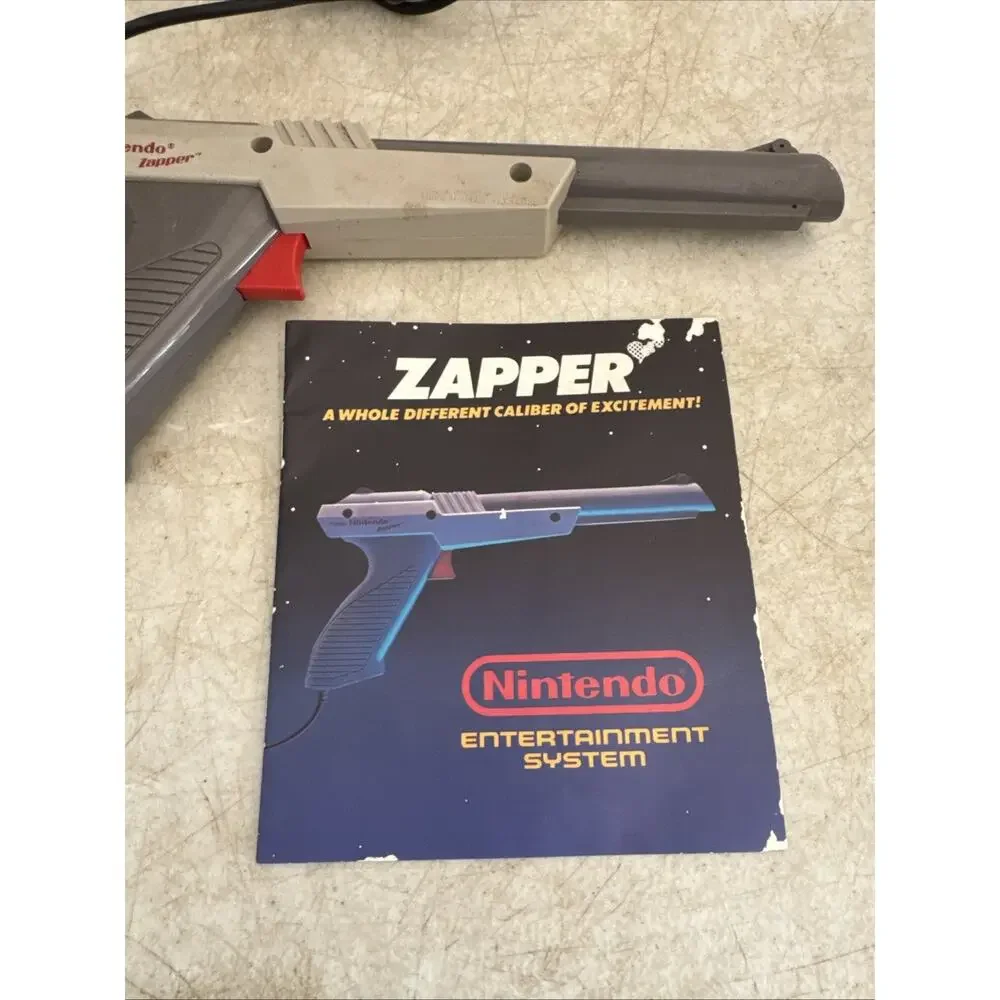 Nintendo NES Zapper Duck Hunt Light Gun Gray NES-005 1985 W/booklet